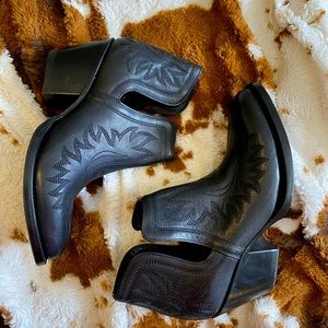 Women’s Ariat ankle boots - size 8